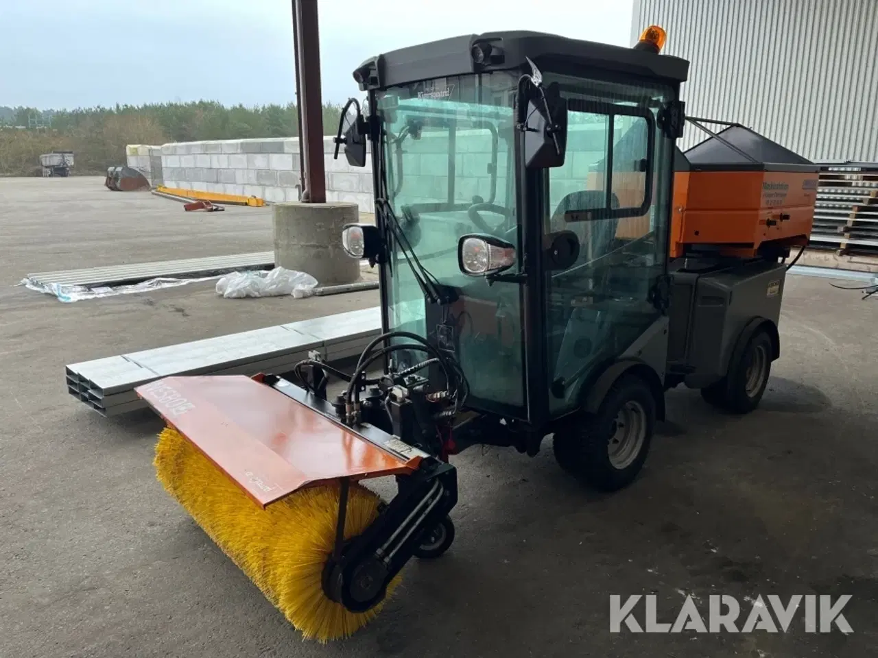 Billede 2 - Redskabsbærer Kärcher MIC 35 med kost og saltspreder