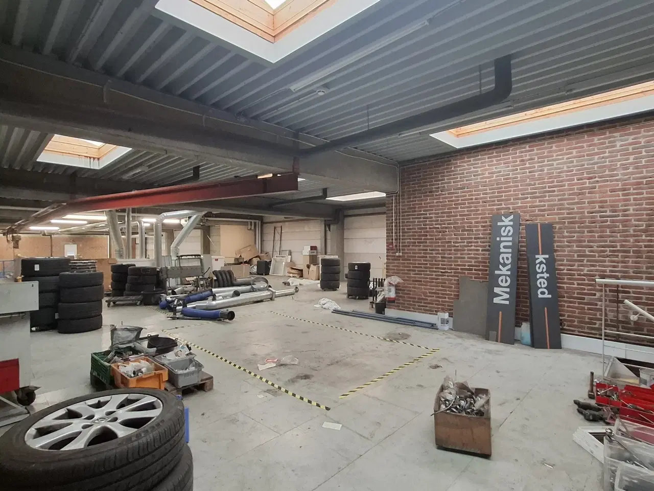 Billede 44 - AUTOVÆRGSTED eller Lager med store Port Centralt beliggende ved 2 motorvejstilkørsler.