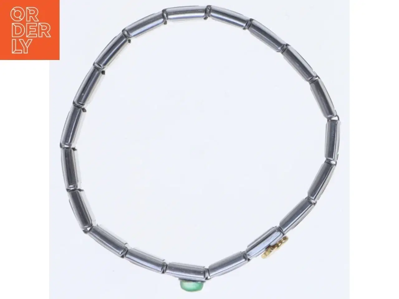 Billede 3 - Sølvfarvet armbånd med grøn sten og gulddetaljer (str. Ø 5 komma 6 cm)