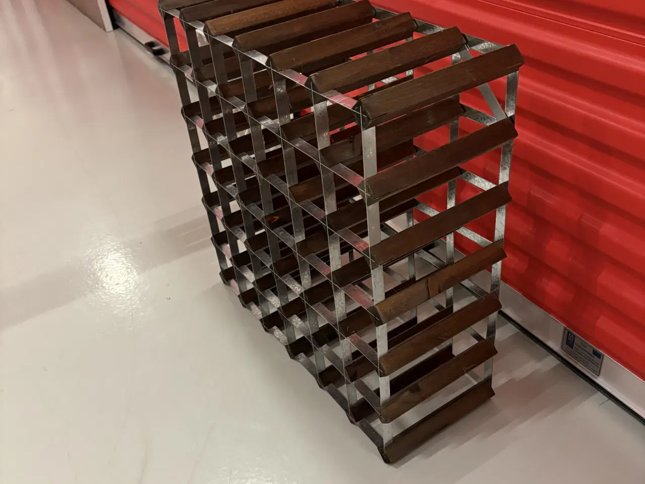 Billede 2 - Vinreol i mørkt træ og metalp