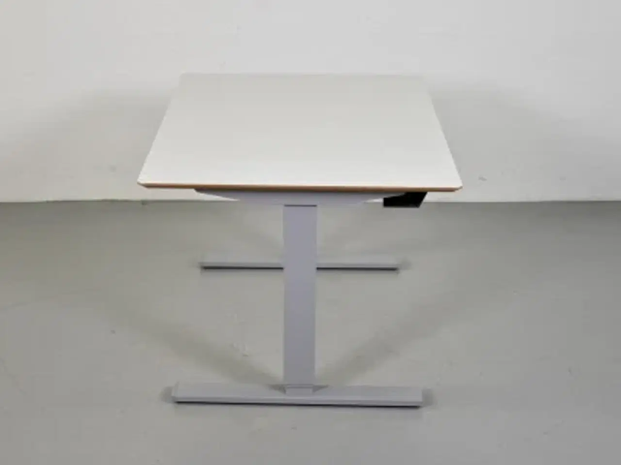 Billede 2 - Scan office hæve-/sænkebord med hvid laminat, gråt stel og kabelbakke, 120 cm.