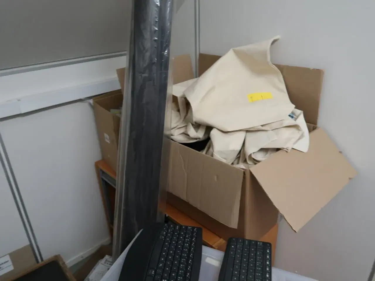 Billede 9 - Div. Elektronik, højtalere, skrivebord, merchandise m.m.