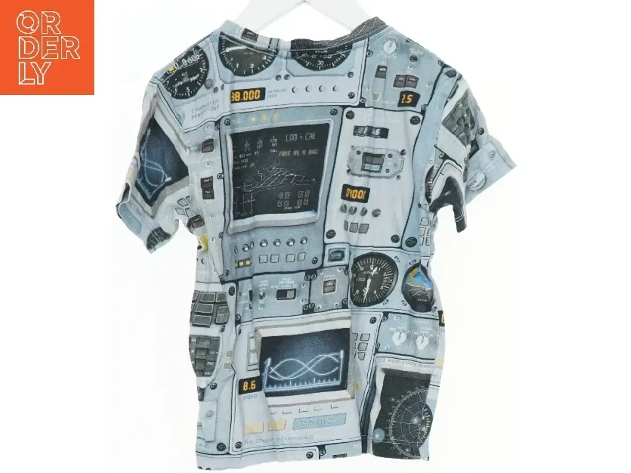 Billede 2 - T-shirt med cockpit print fra Molo (str. 98)