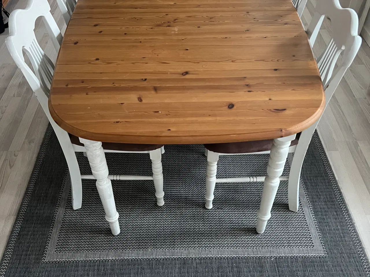 Billede 1 - Spisebord med 6!stole 