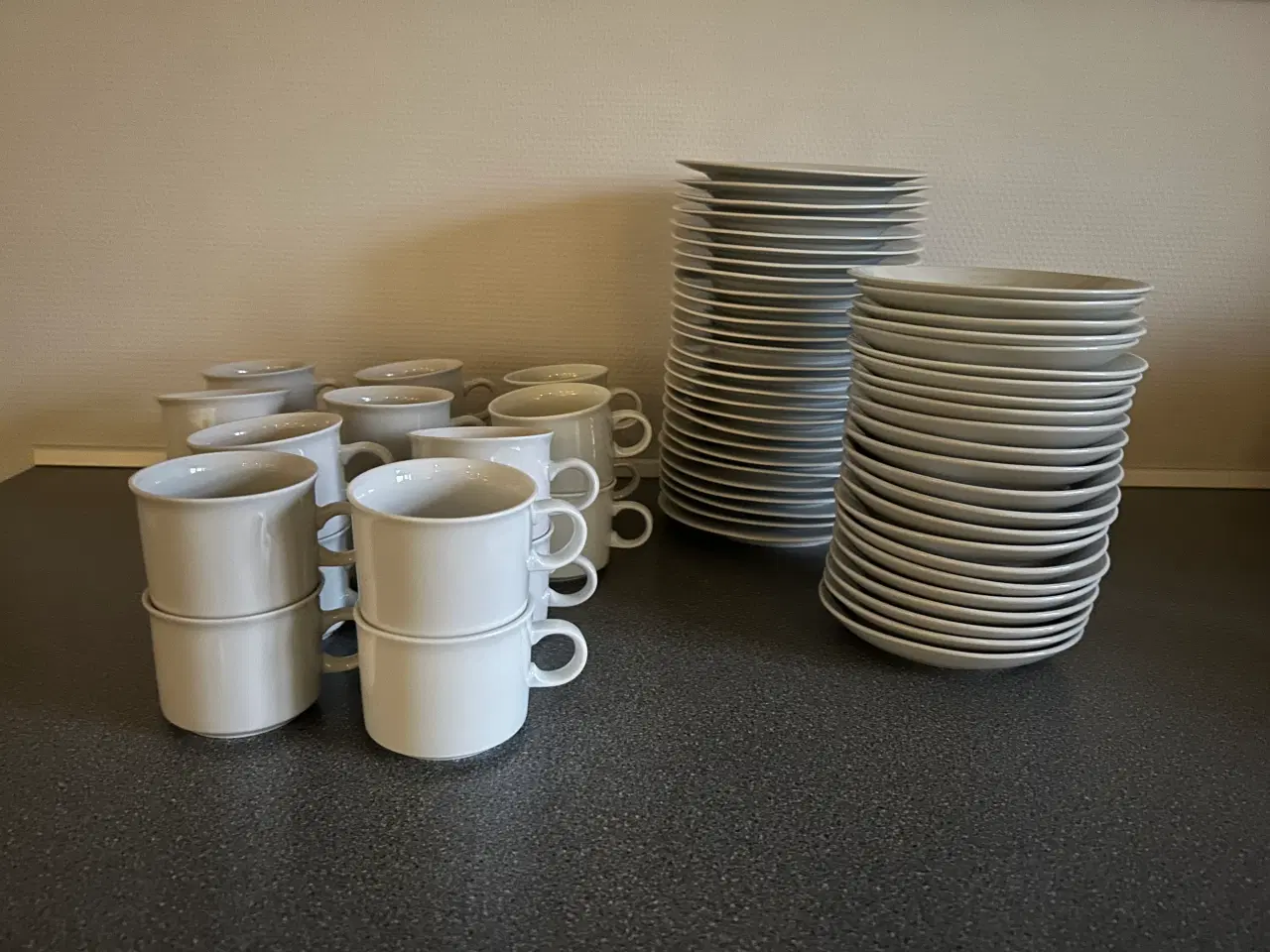 Billede 2 - Hvidt stel. Kopper, underkopper og kagetallerkener