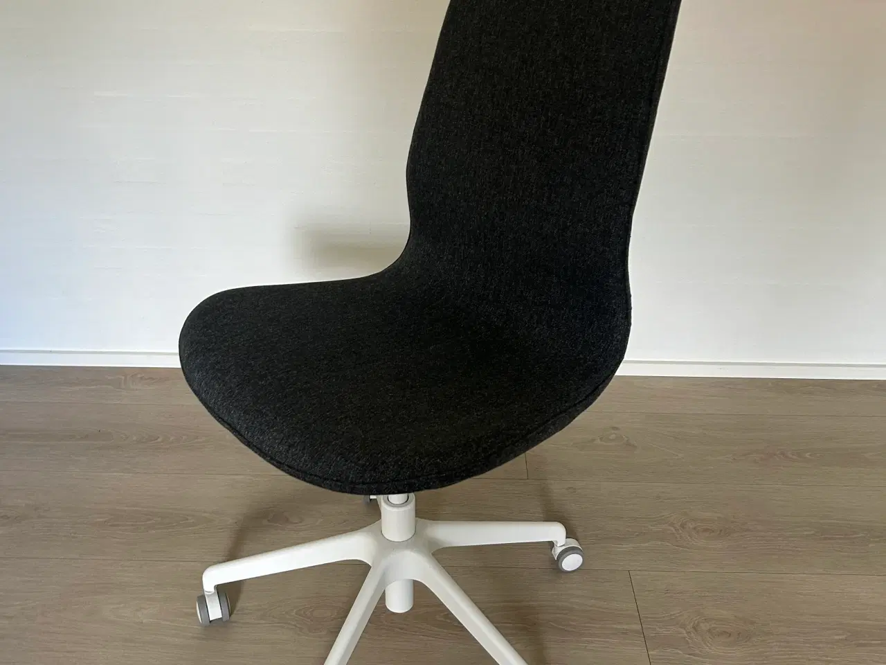 Billede 4 - Kontorstol med hvid stel