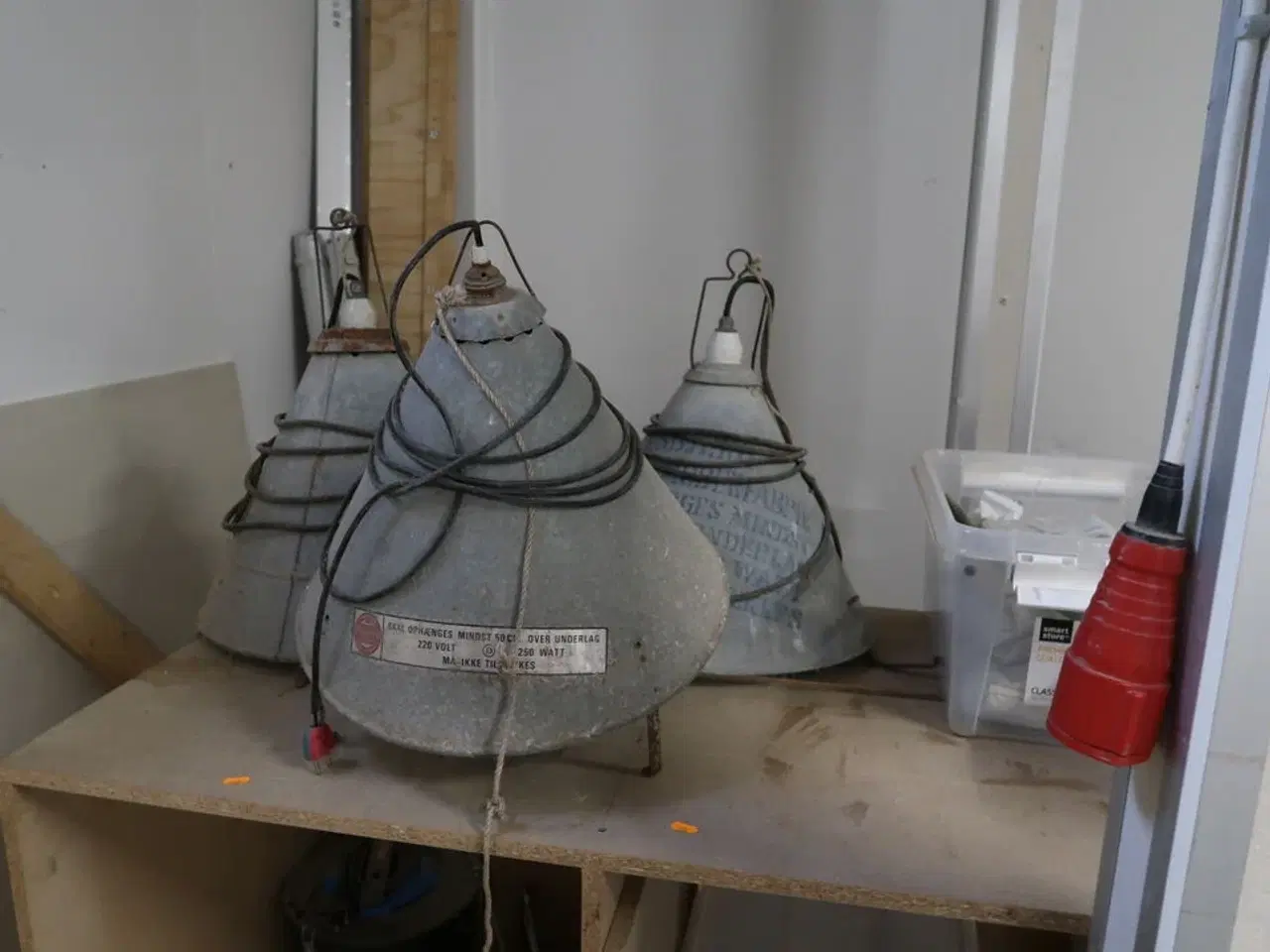 Billede 8 - Arbejdsborde/reoler med div. Varelager og værktøj