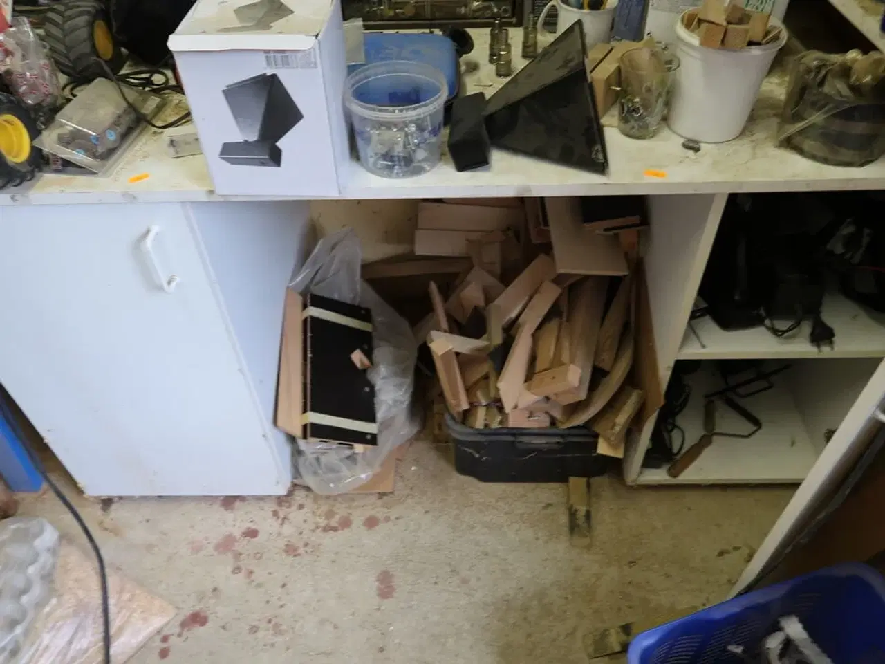 Billede 13 - Div. Plejemidler, skruer, møtrikker, racerbiler m.m.