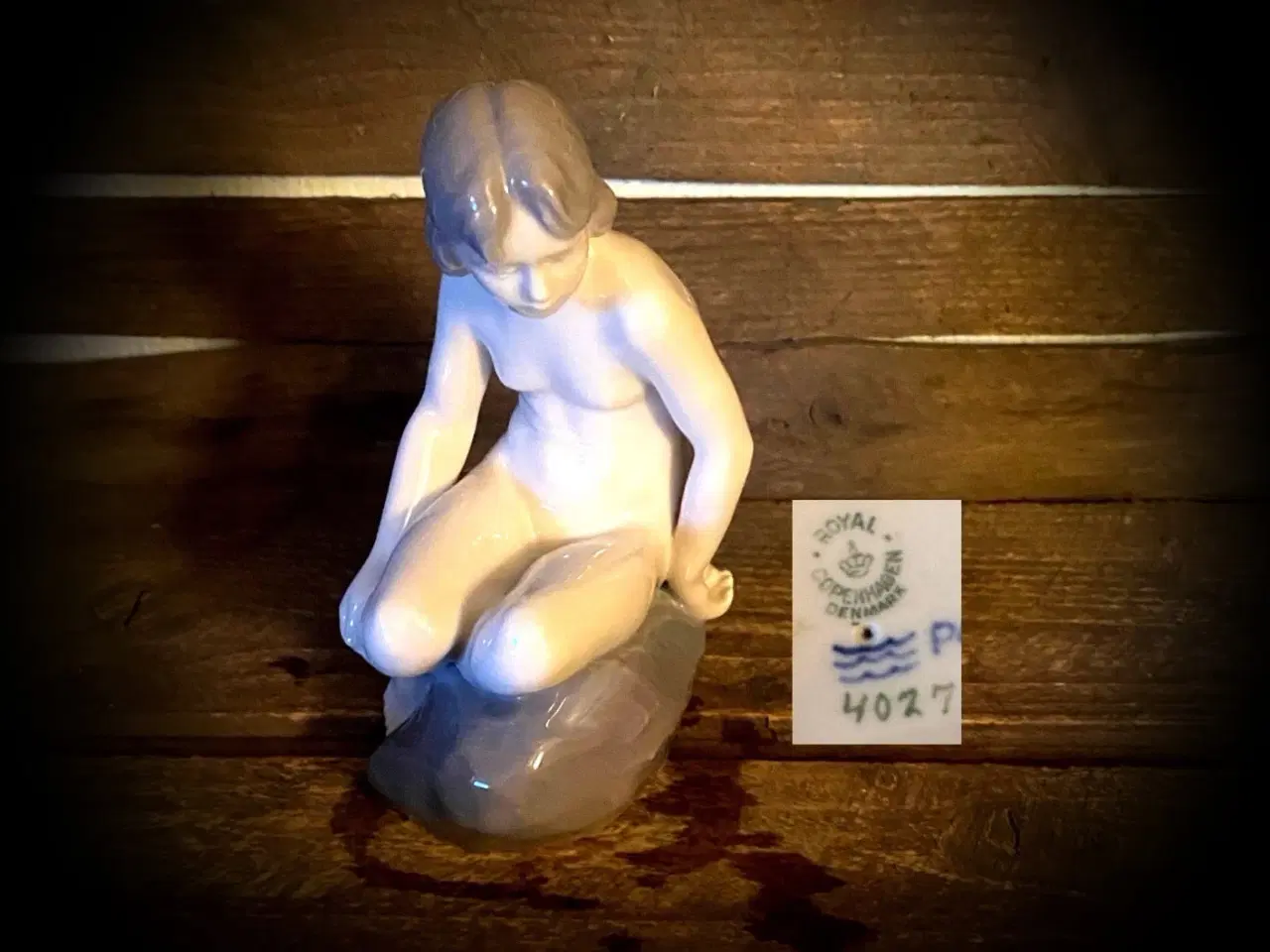 Billede 1 - * Royal Copenhagen; Pige på sten (4027)