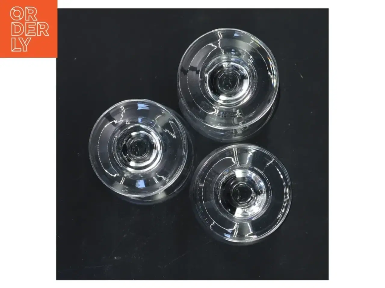 Billede 2 - Sæt af tre vinglas (str. 13 cm x 5,5 ø cm)