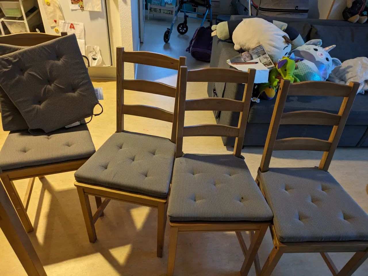 Billede 2 - Ikea spisebord med 4 stole 