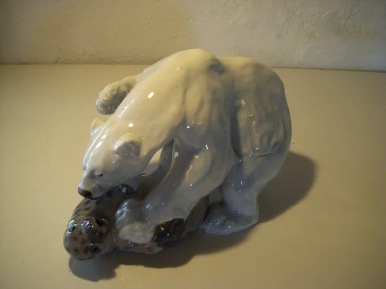 Billede 1 - isbjørn med sæl nr 1108