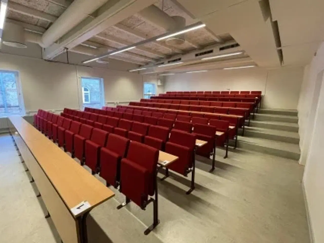 Billede 5 - Afhentnings tilbud auditorium stole og borde, sæt à 120 pladser, sælges samlet