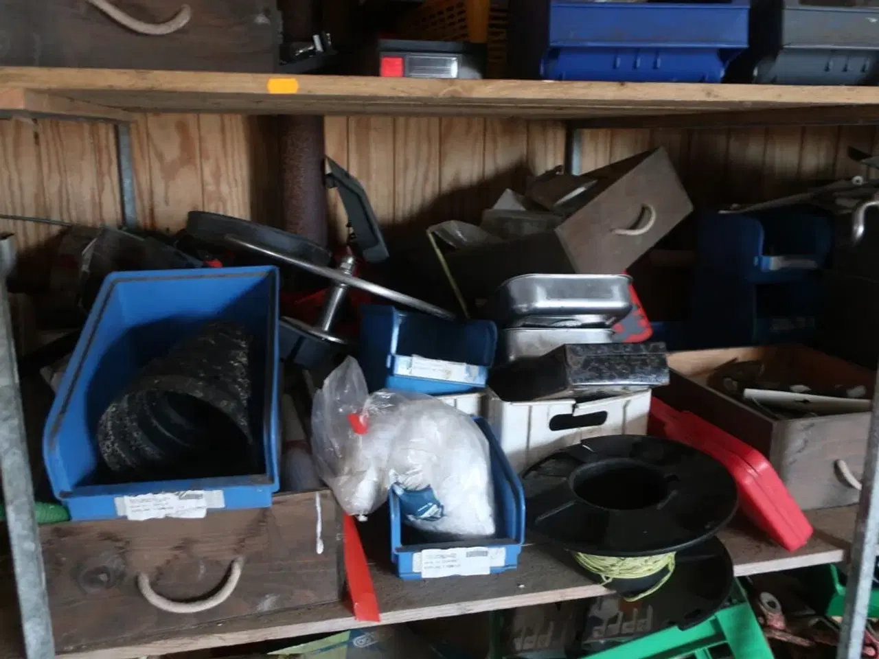 Billede 6 - Reol med div. Reservedele og varelager samt rullevogn med indhold m.m.