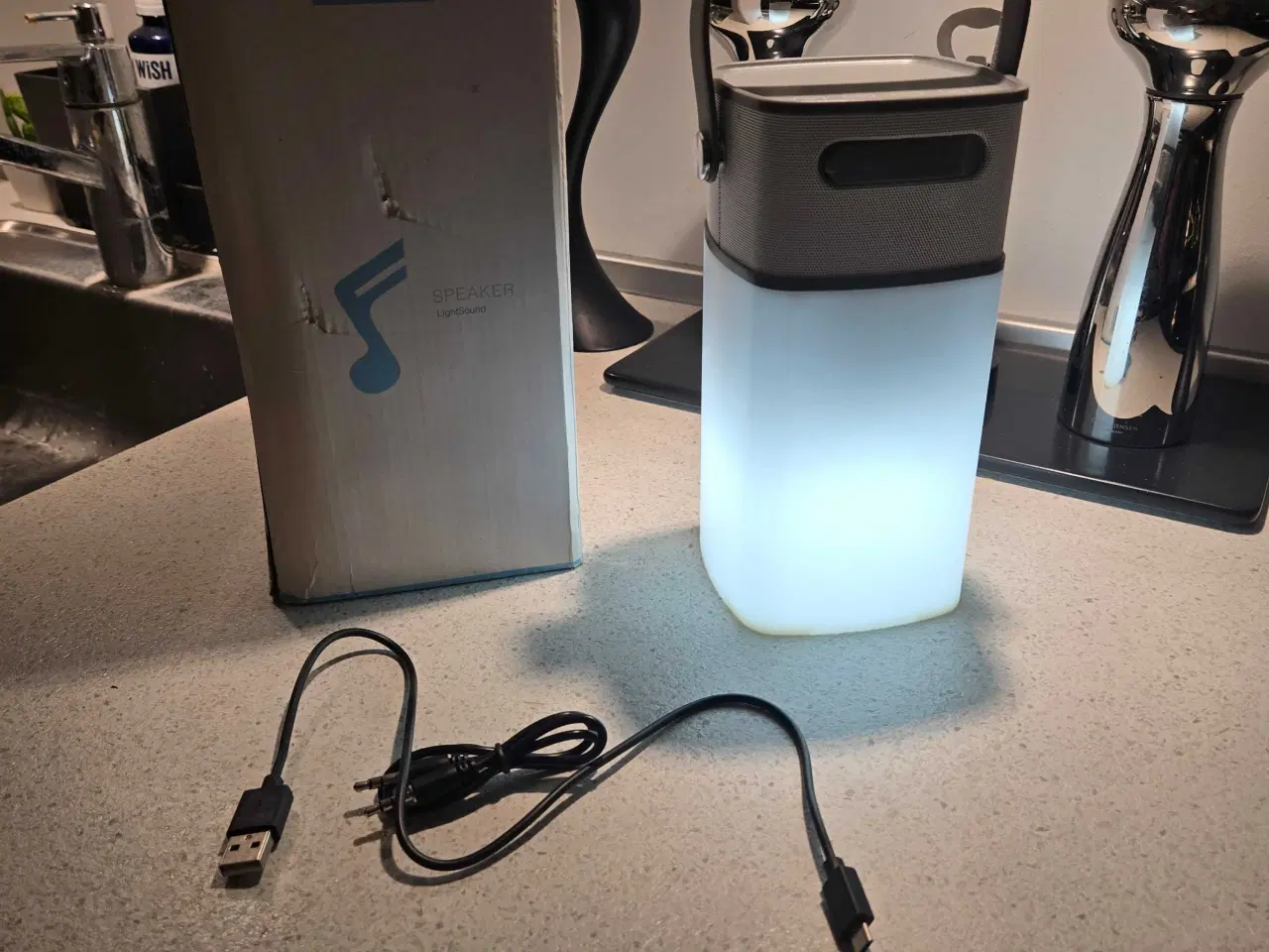 Billede 3 - Lækker højtaler med flot lys og bluetooth forbinde