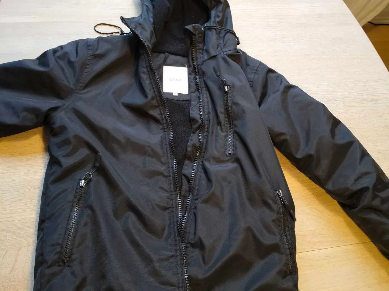 Billede 1 - Sort jakke str M med hætte