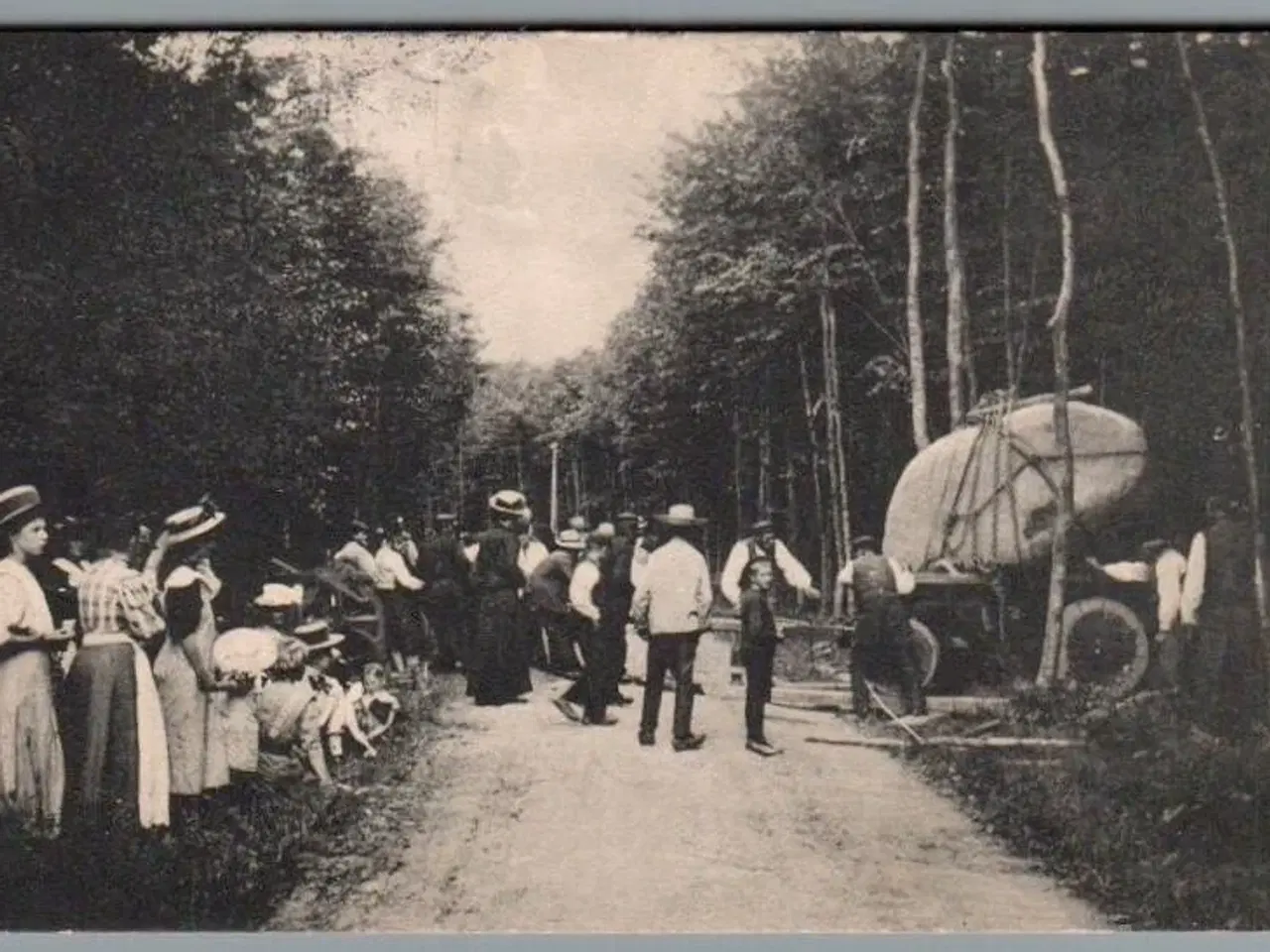Billede 1 - Sten flyttes - Stemplet Ærøskøbing 1910 - Postkort - Brugt