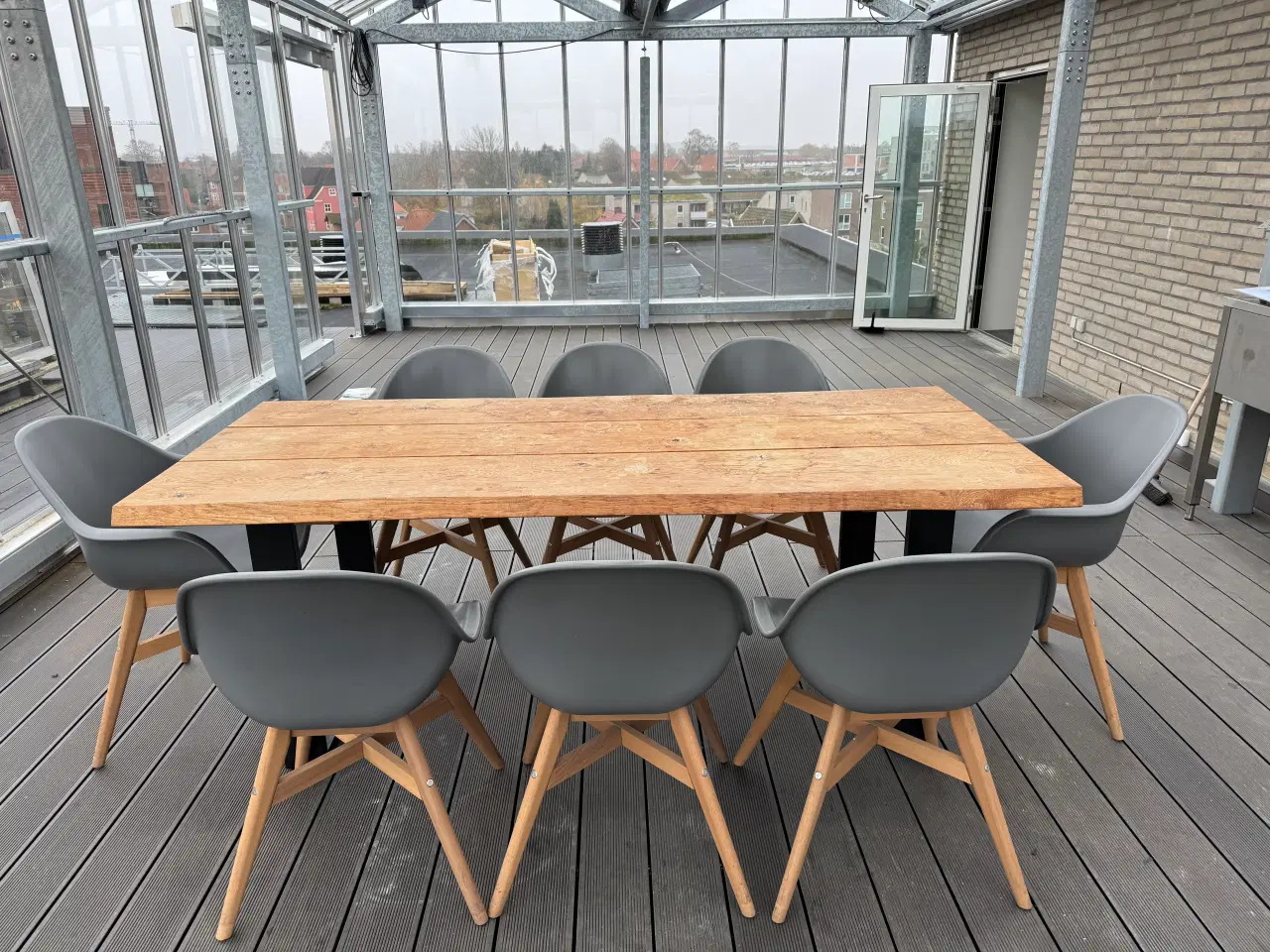 Billede 1 - Plankebord med 8 formstøbte stole