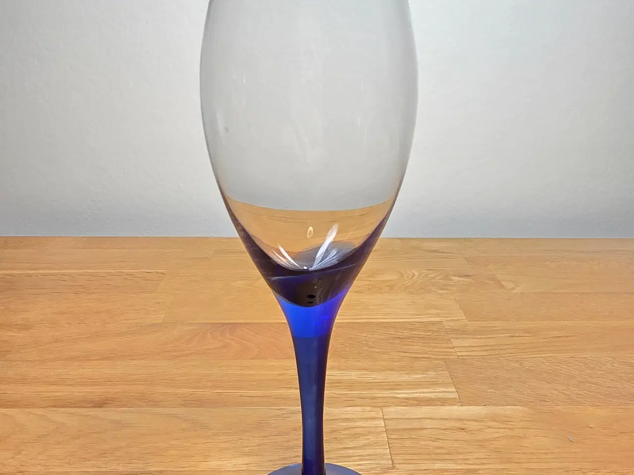Billede 2 - 4 stk rødvinsglas med blå stilk