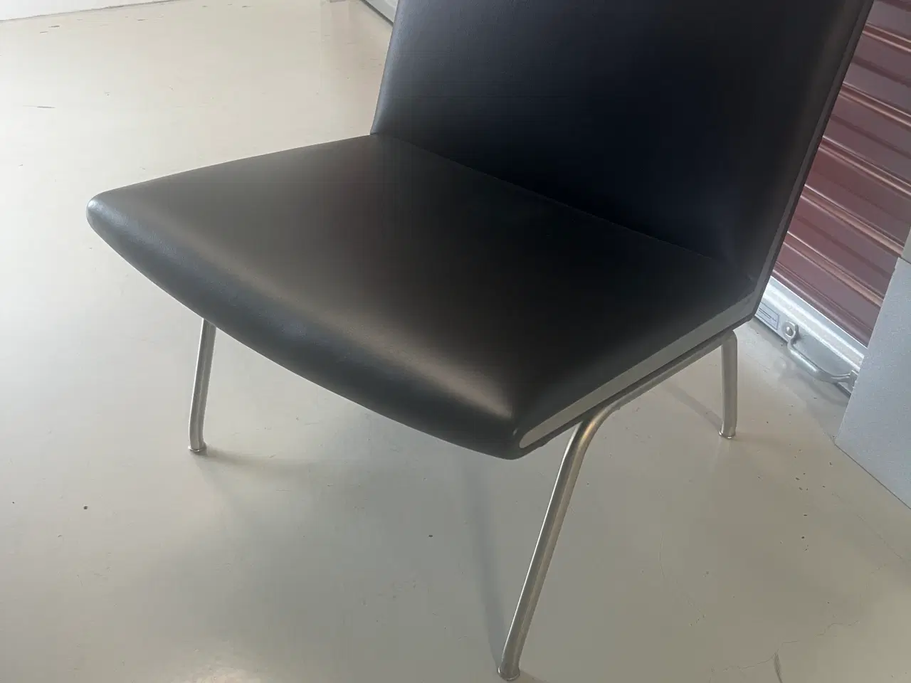 Billede 1 - Hans J Wegner Lufthavnsstol CH401 i sort læder
