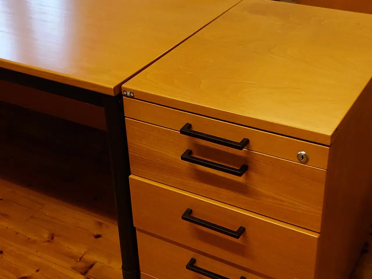 Billede 6 - 2 skriveborde samt 2 kontorstole bortgives