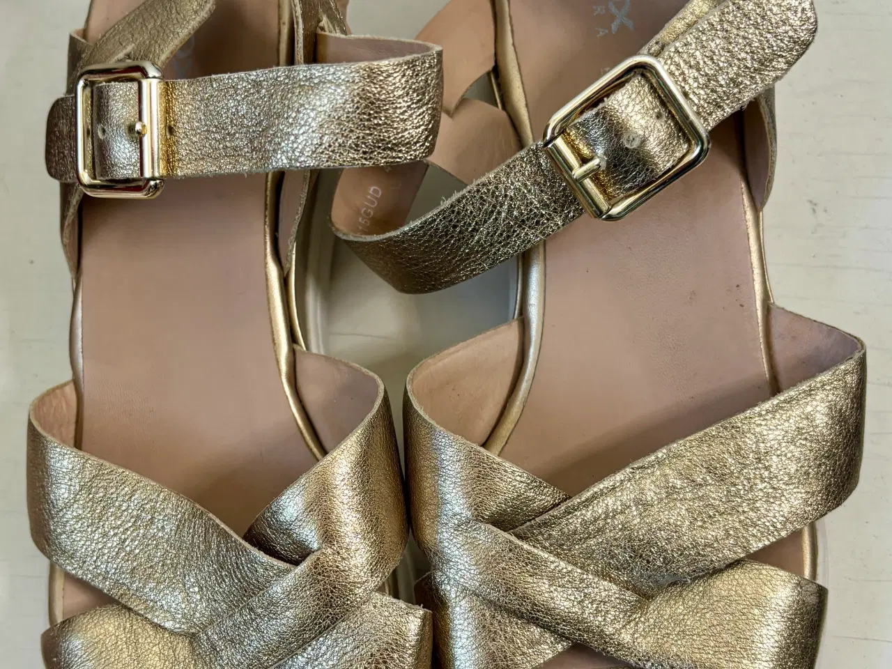 Billede 2 - GEOX, guldsandaler m kinahæl, str 40