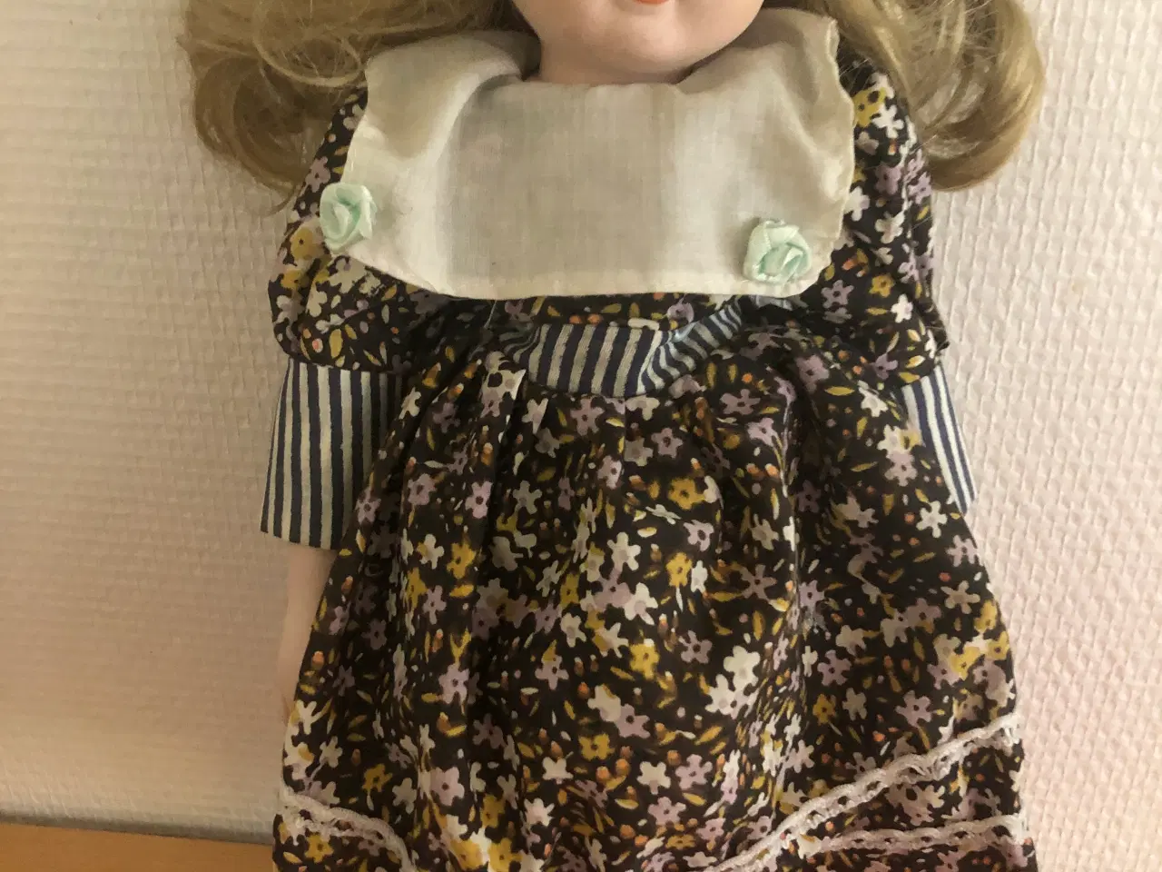 Billede 1 - Porcelæns dukke