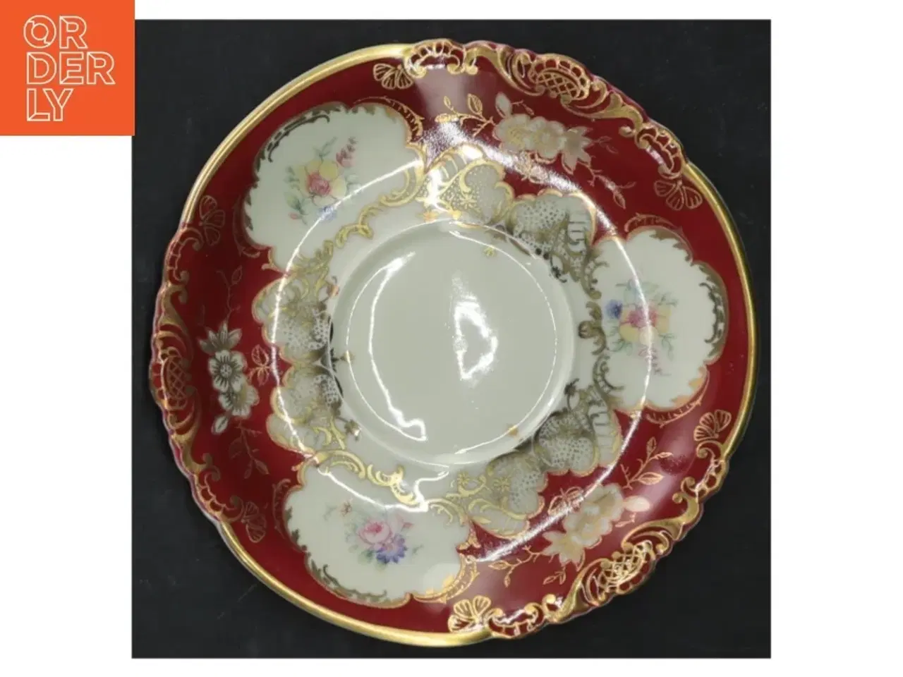 Billede 3 - Fem røde dekorative tallerkener (str. Ø. 13 cm. 5 styk)