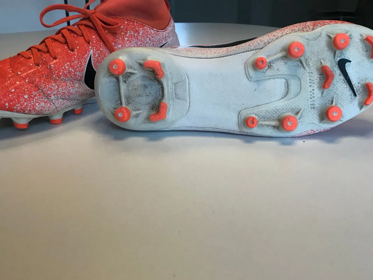 Billede 4 - Orange og hvide Nike fodboldstøvler