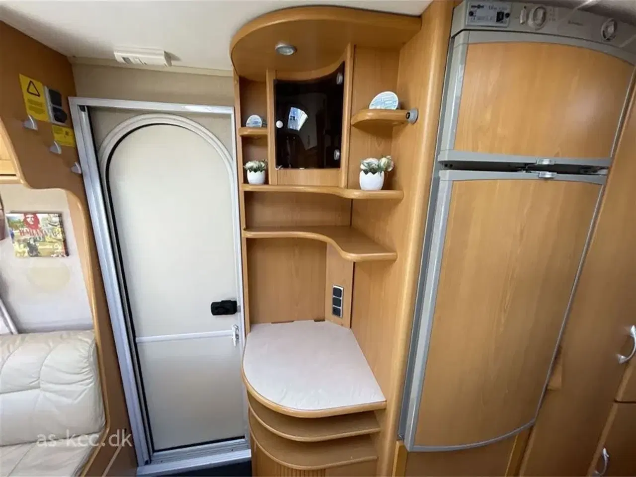 Billede 11 - 2008 - Kabe Royal 560 XL KS   Kabe Royal 560 XL KS 4 sovepladser, 6 siddepladser, Mover, Solceller, Vintertelt, Isabella Sun Shine 2,5 solsejl. SÆLGES FOR KUNDE