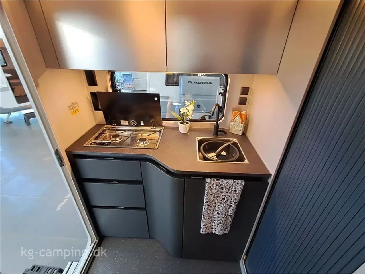 Billede 12 - 2026 - Adria Action 391 LH Sport   2026 Nyhed - Action 391 LH SPORTS med TRUMA Combi 4 E og lyst hyndestof