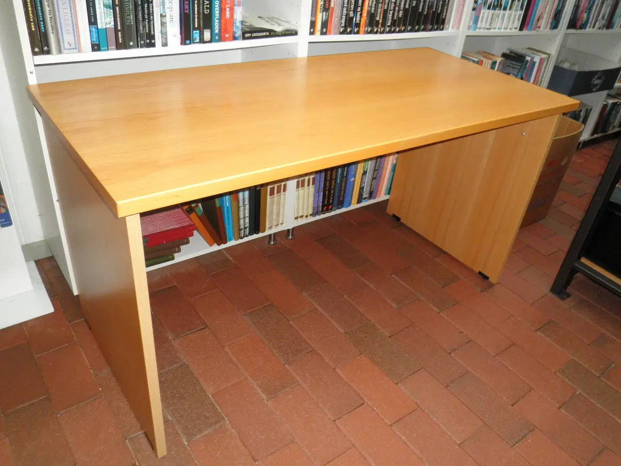 Billede 2 - Skrivebord i lakeret bøg