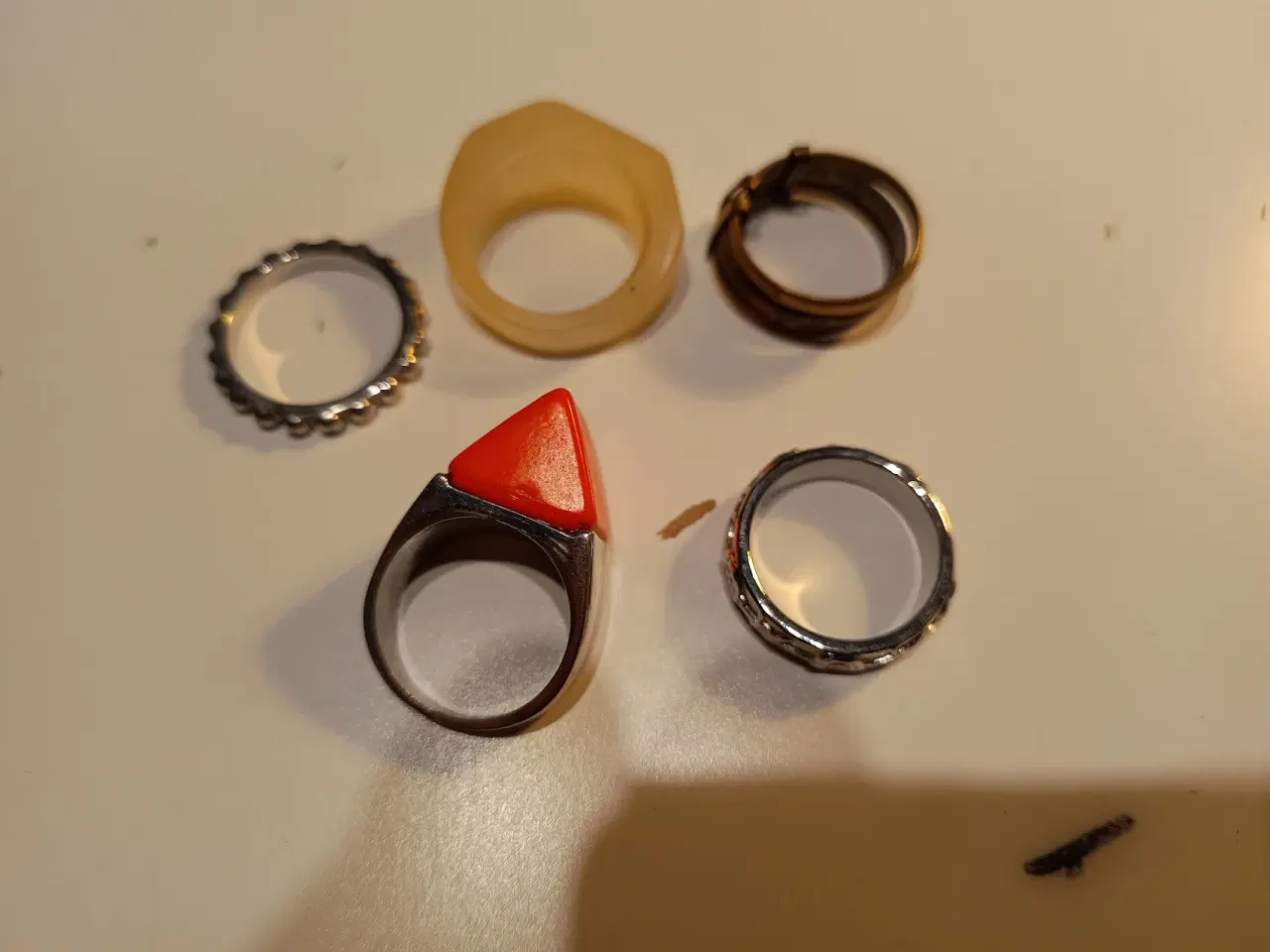 Billede 13 - Plastboks med diverse smykker fra Simili & Pilgrim