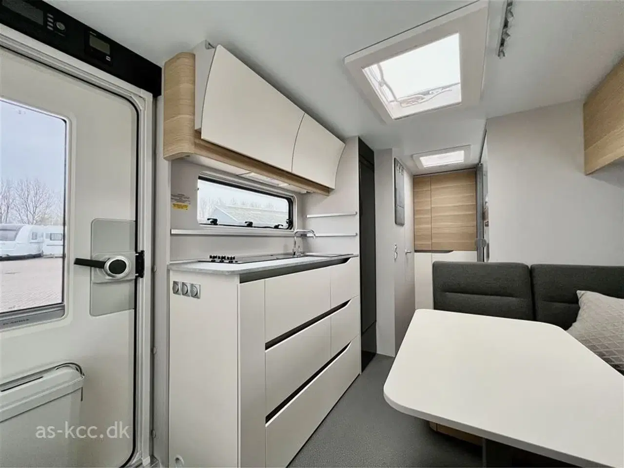 Billede 9 - 2023 - Adria Adora 573 PT   Adria Adora 573 PT årg 2023, 7 sovepladser, 5 siddepladser. Dobbeltseng og rundsiddegruppe samt 3 køjer, mikroovn