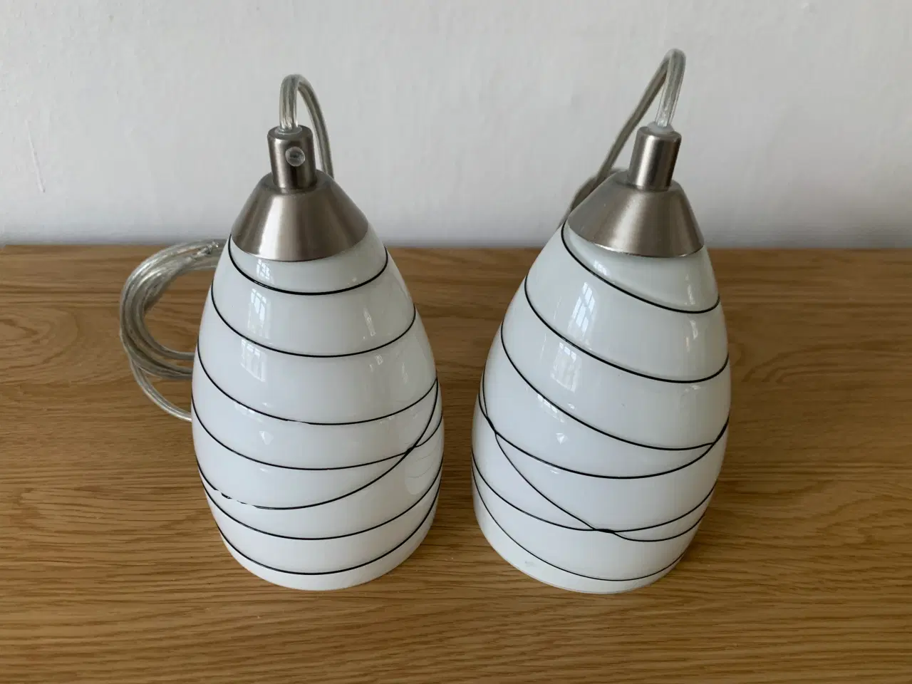 Billede 1 - 2 loftslamper i hvidt glas med sorte striber