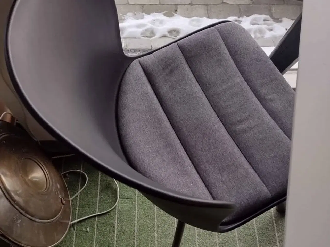 Billede 2 - Flot velholdt spisebord og 4 stole fra ikke ryger 