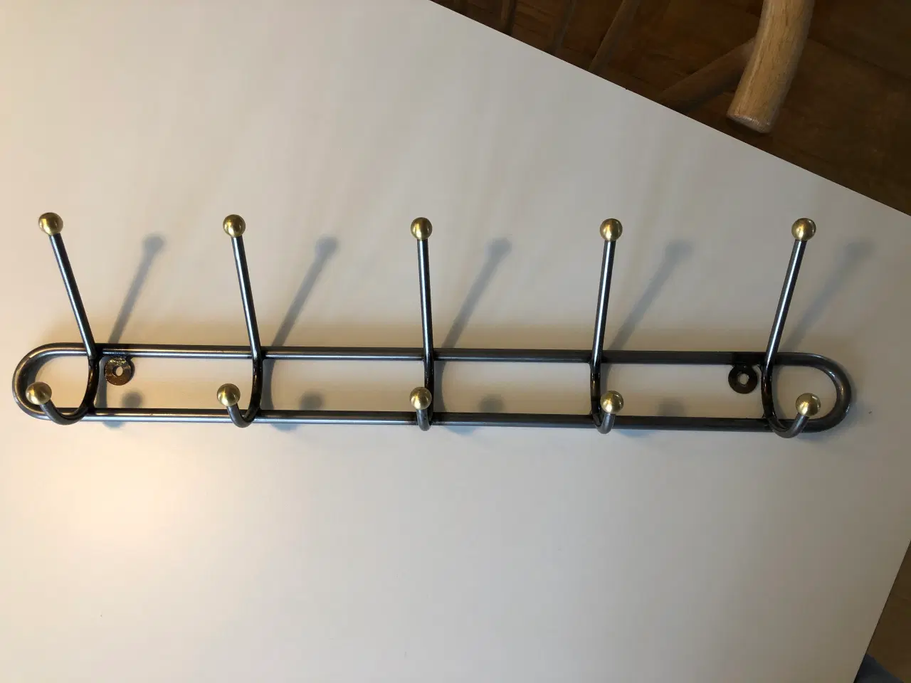 Billede 1 - Knagerække i lakeret stål med messing "dutter"