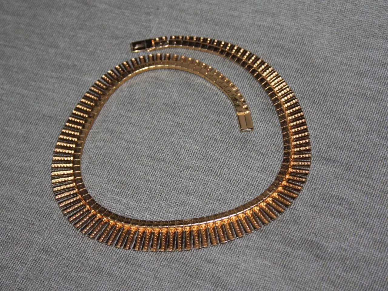 Billede 4 - Halskæde i guld farver bijouteri