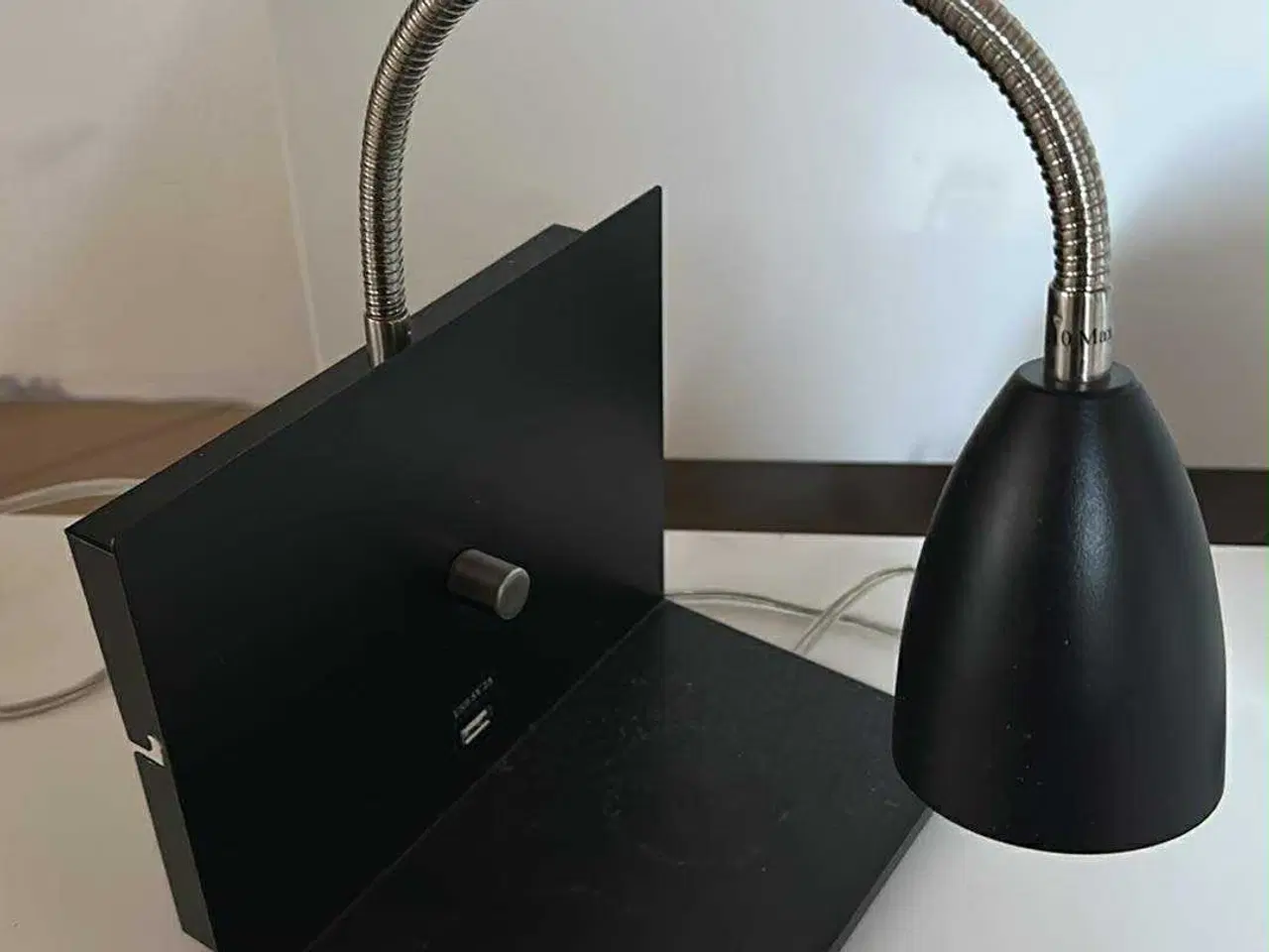 Billede 2 - LED væglampe med USB stik.