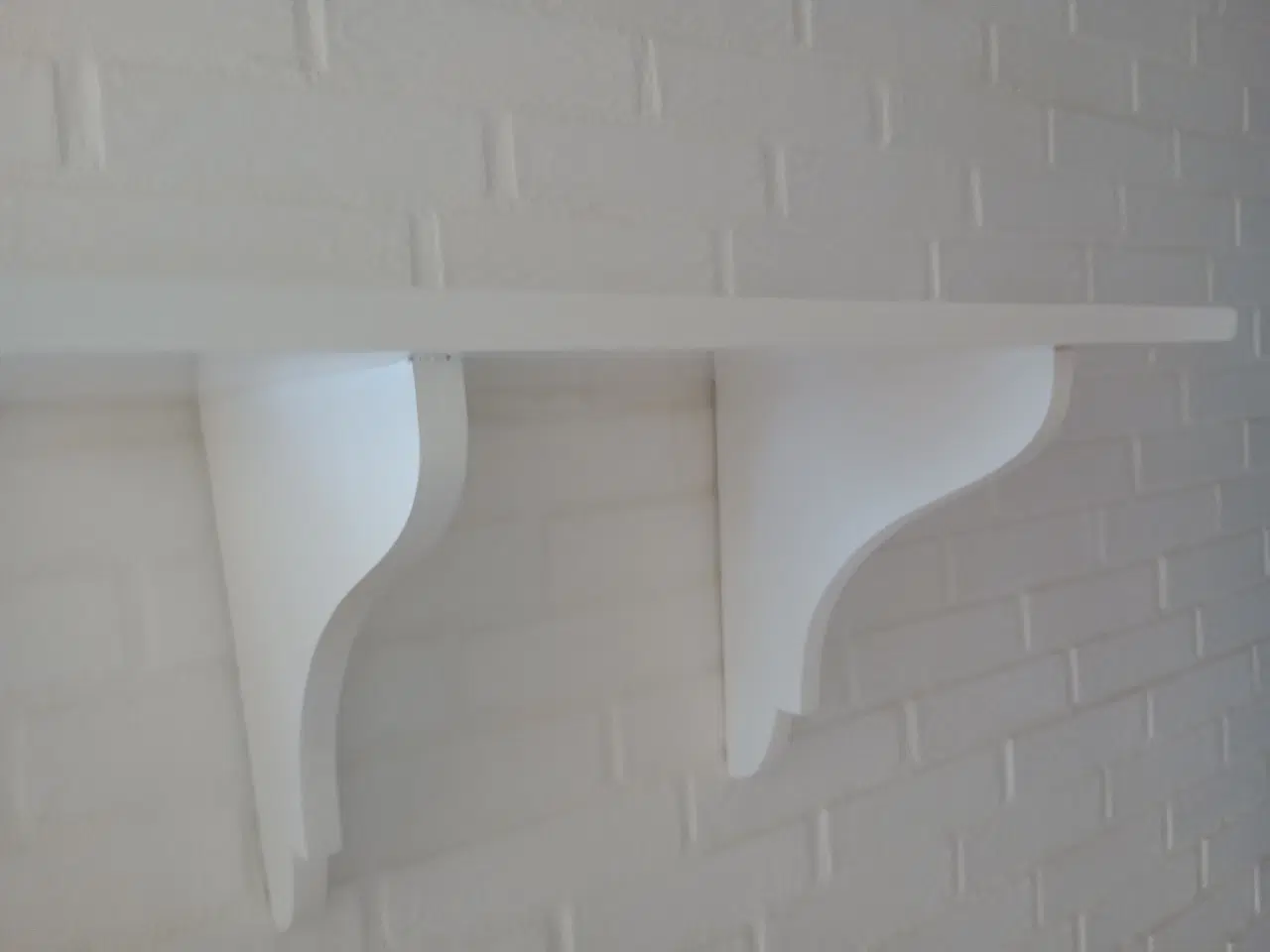 Billede 1 - Hvid hylde med udskæringer