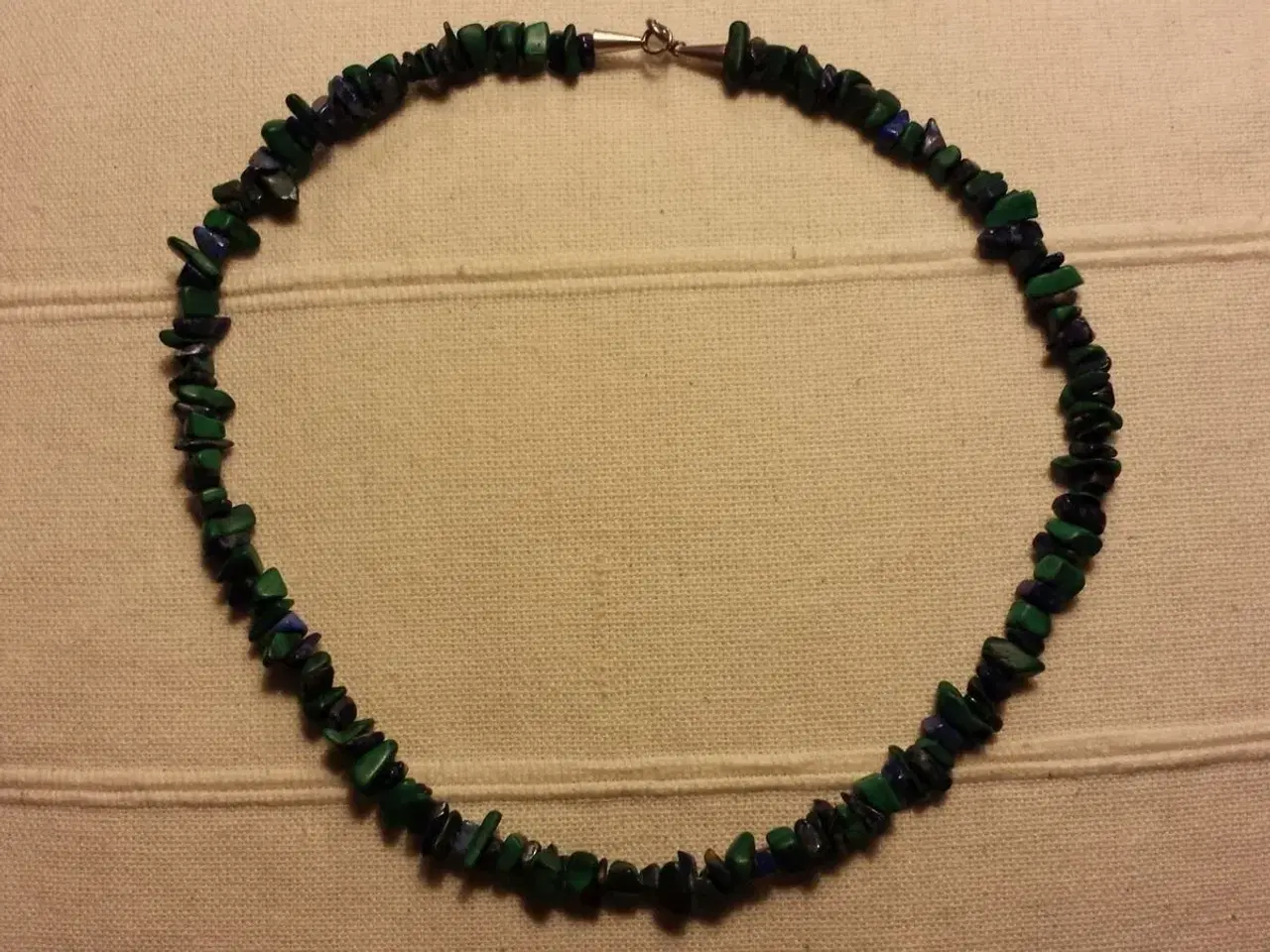 Billede 1 - Flot halskæde med grønne og blå sten