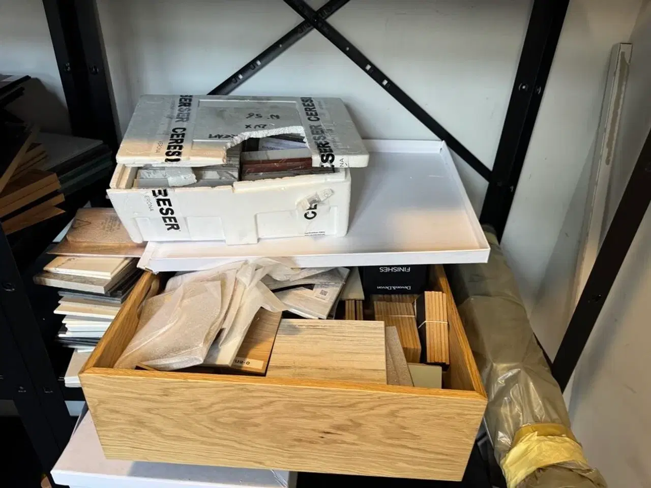 Billede 5 - 4 stk. Stålreoler med indhold