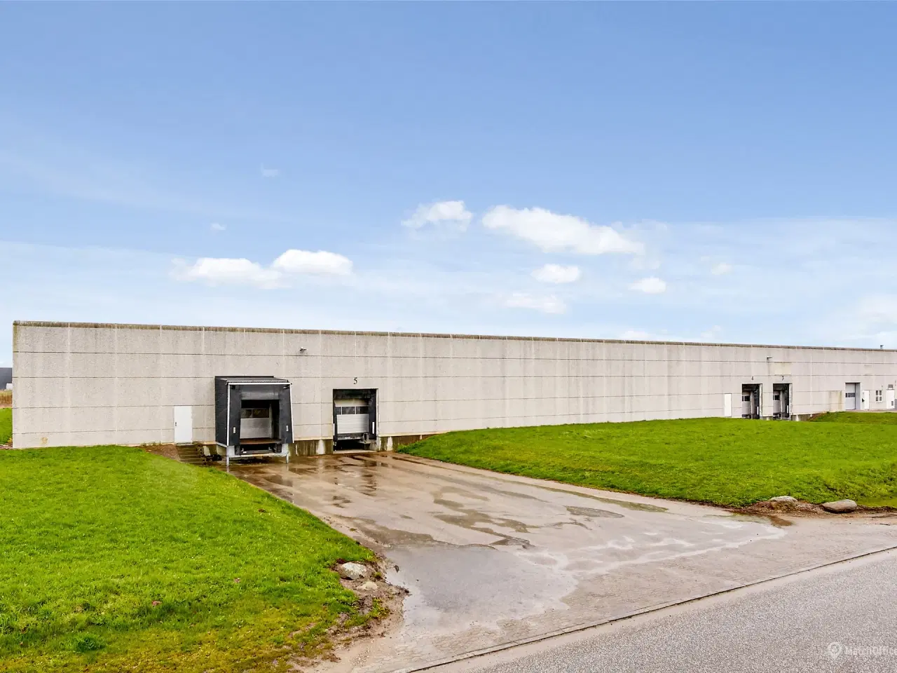 Billede 18 - Højloftet lagerhal med to læsseramper