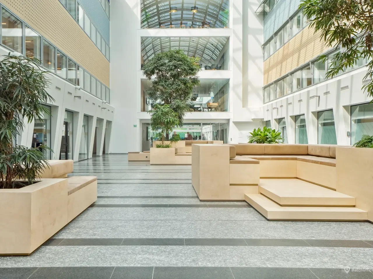 Billede 8 - Lyse og rummelige lokaler med udsigt til vandet