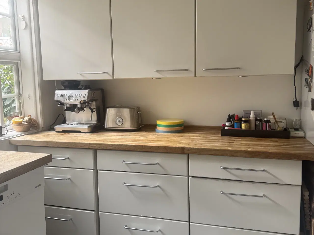 Billede 2 -  Helt gratis køkken med ovn, køleskab og flisegulv