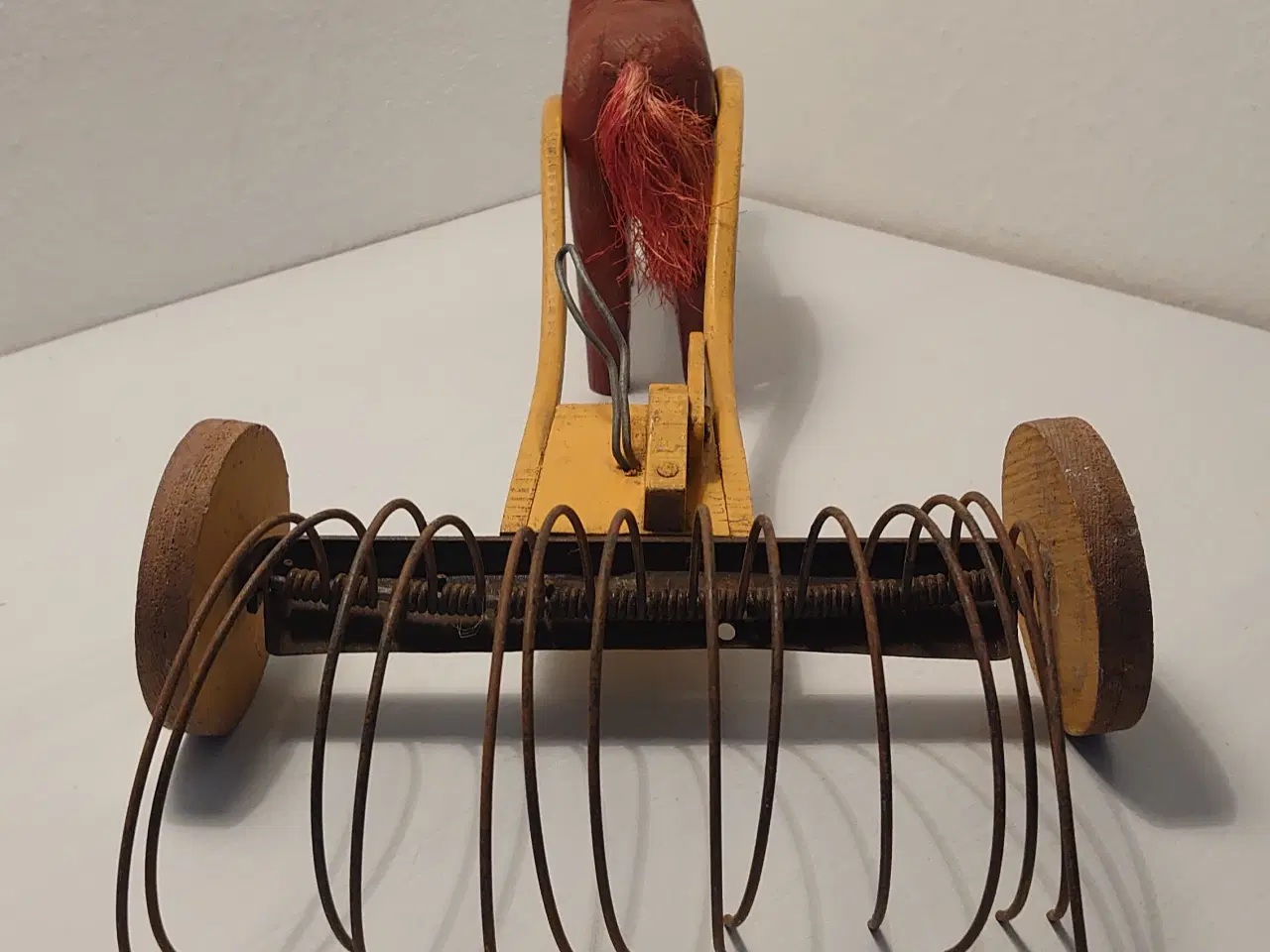 Billede 5 - Stor træhest med harve. L. ca 45cm.Ca 1940