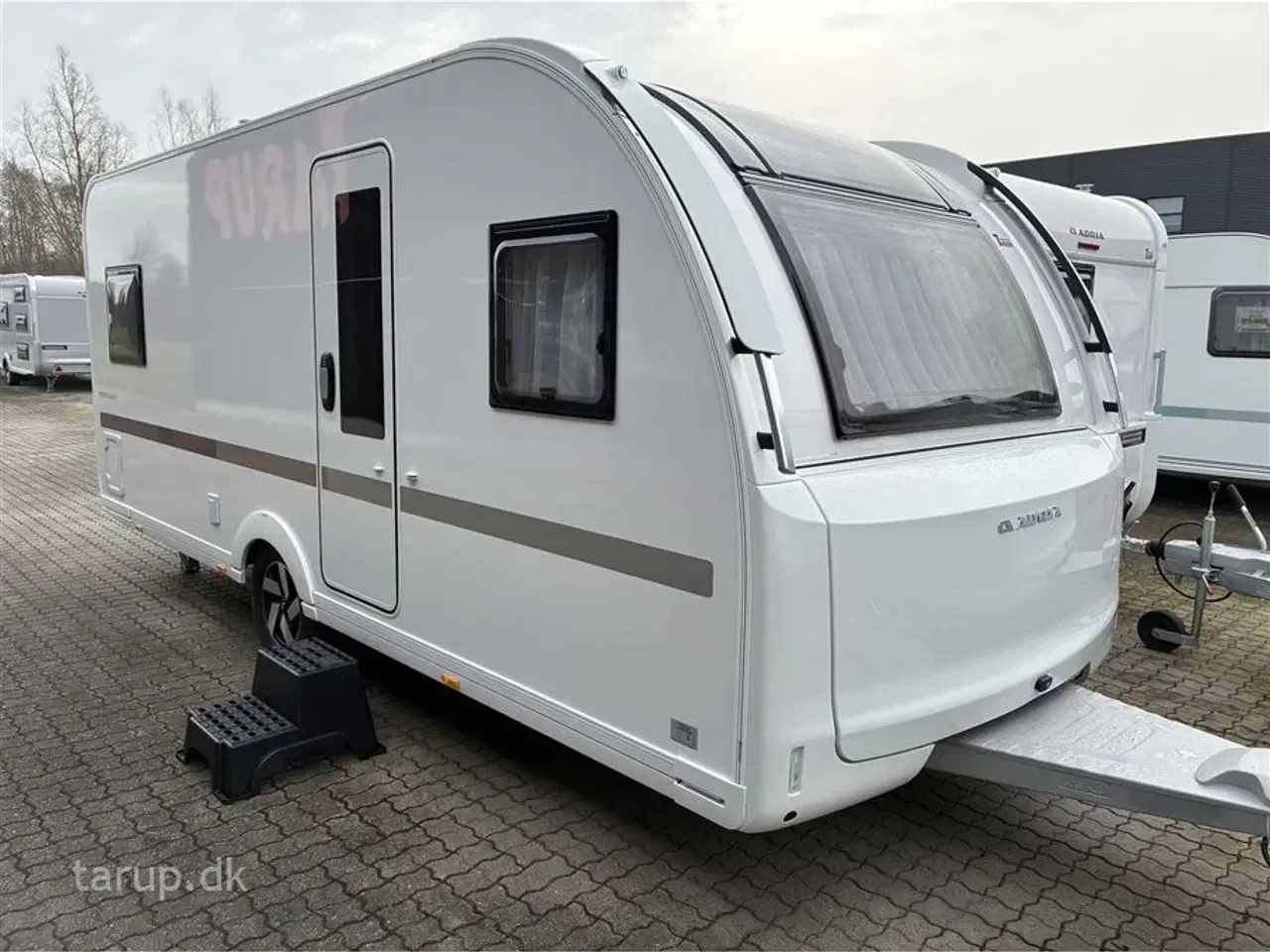 Billede 1 - 2026 - Adria Adora 522 UP   Dobbeltsengsvogn, rundsiddegruppe, el-gulv-varme, stort 142L KOMPRESSOR køleskab, TV-holder, stabilisator, Adria Smartbox, glasfibertag