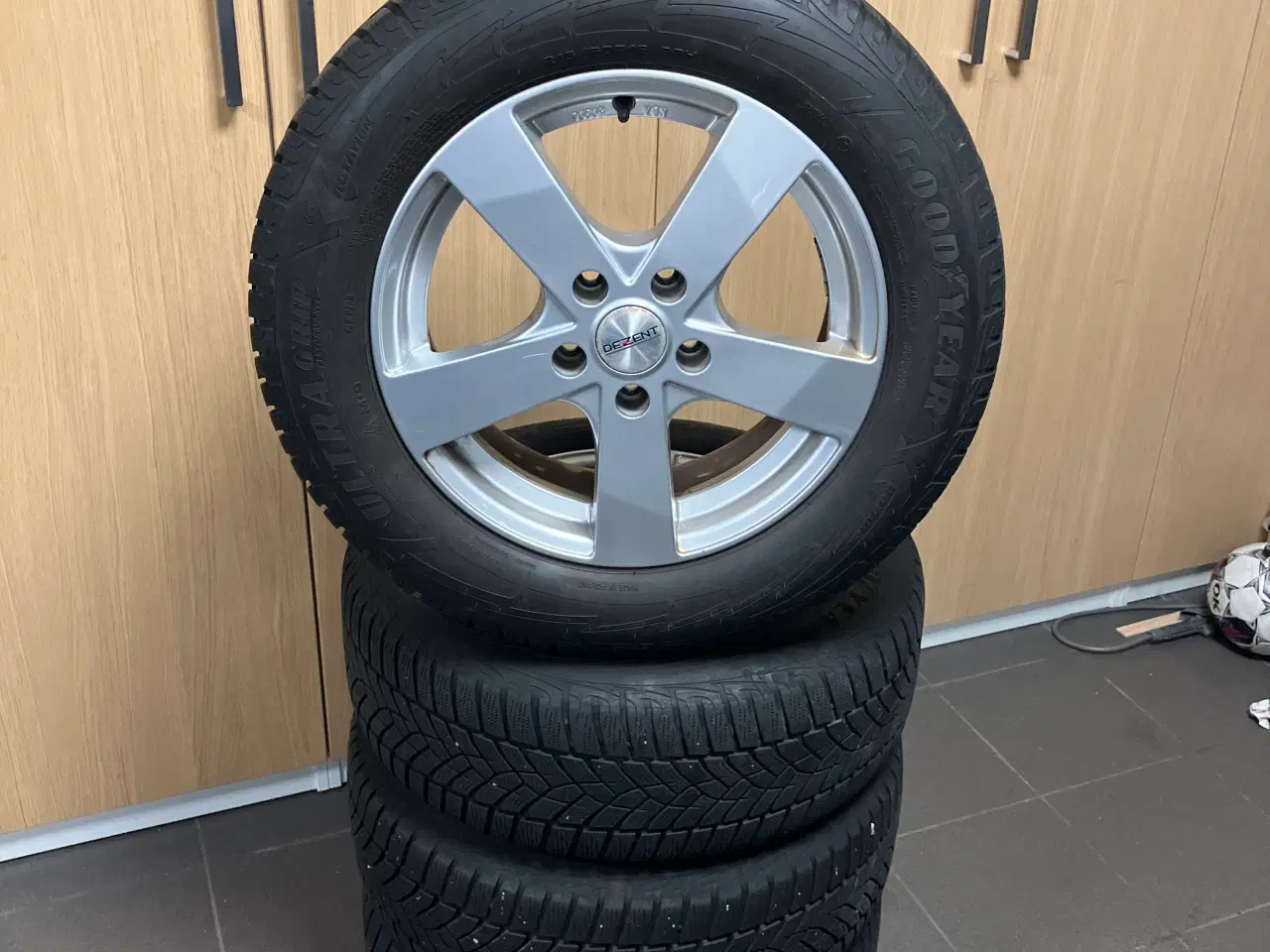 Billede 1 - Dezent Alu m Goodyear vinterdæk 215/60R16