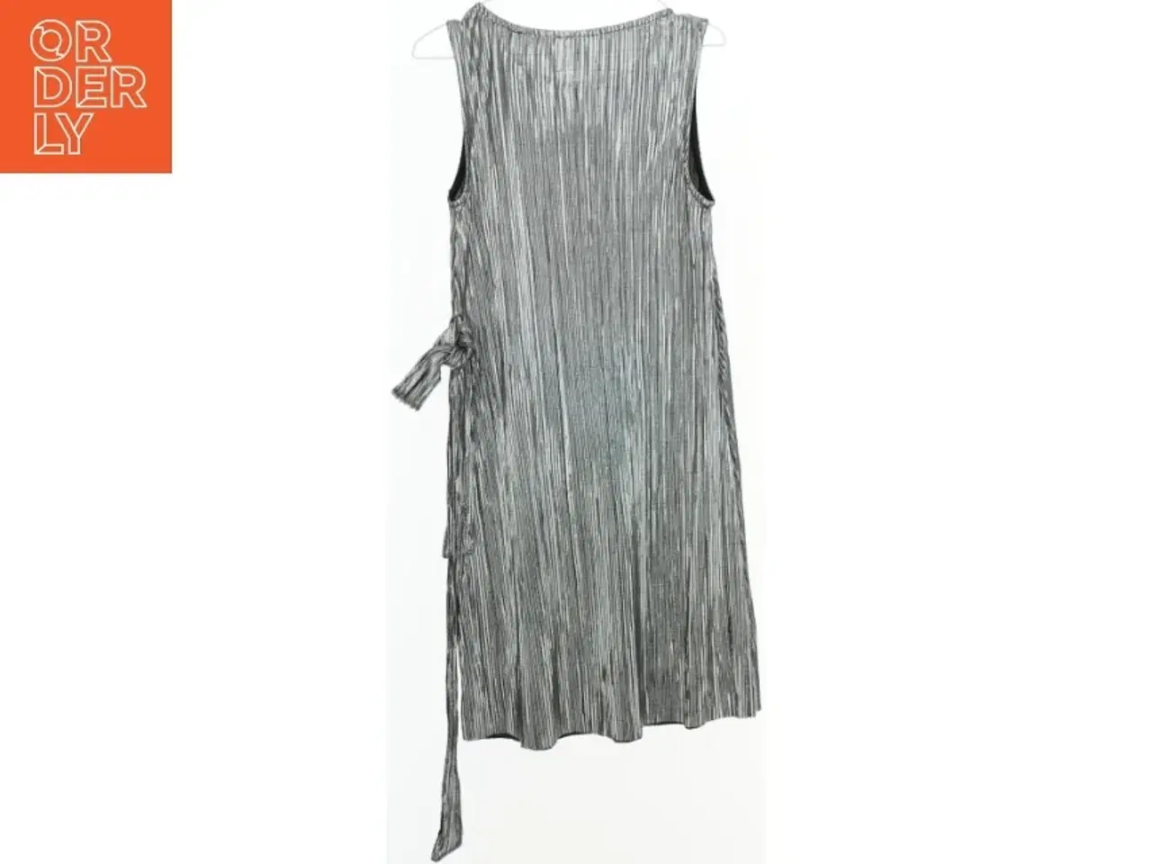 Billede 2 - Grå ærmeløs kjole med plisseret detalje fra Friboo (str. 140)