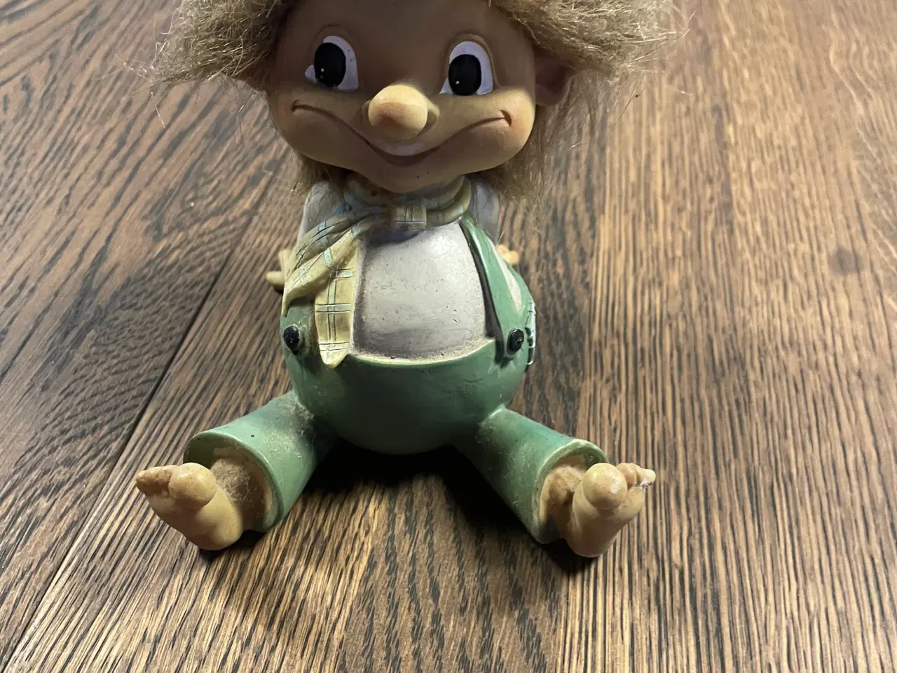 Billede 1 - Siddende trold i grøn tøj.